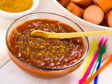 Бързз пикантен сос с кетчуп, мед и къри за наденички и месо - снимка на рецептата
